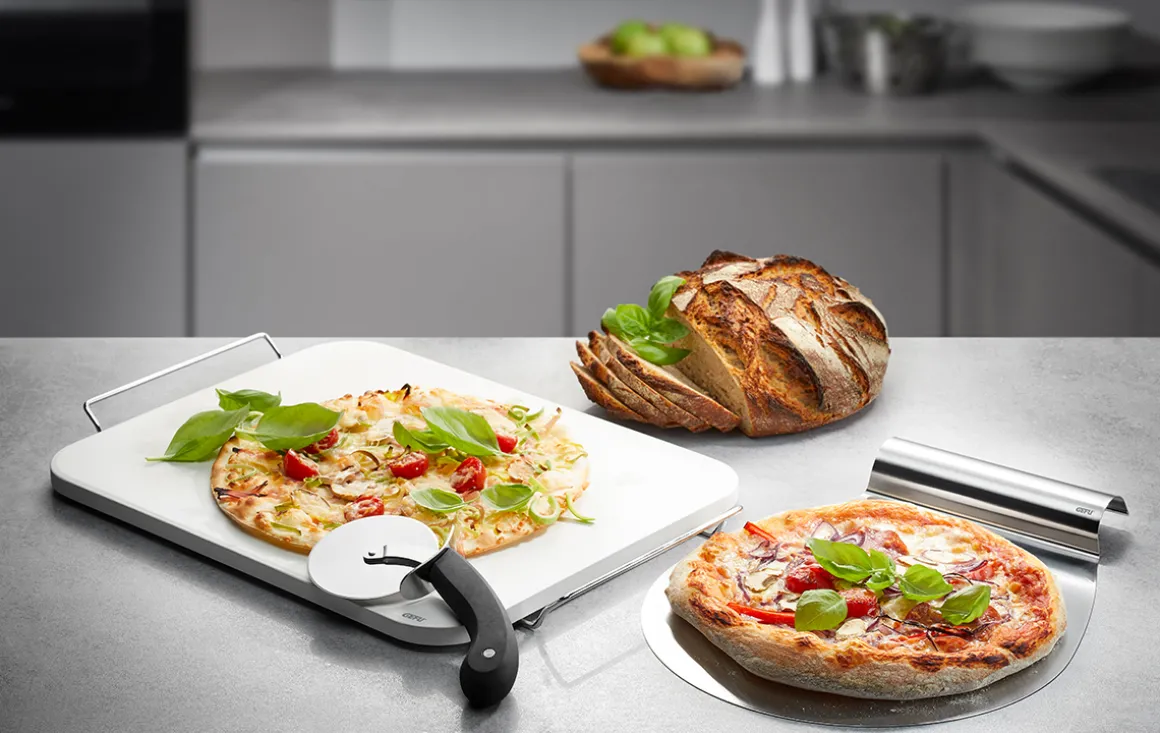 Set: Pizzastein DARIOSO mit Gestell + Pizzaschneider + Pizza-Schieber
