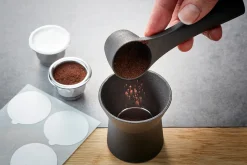 Kaffeekapseln-Set CONSCIO, 8-teilig Inhalt: Trichter, 2x Edelstahlkapseln, Kaffeemaß mit Tamper, 80 Aroma-Sticker, 2x Ersatz-Dichtungsringe, Reinigungsbürste